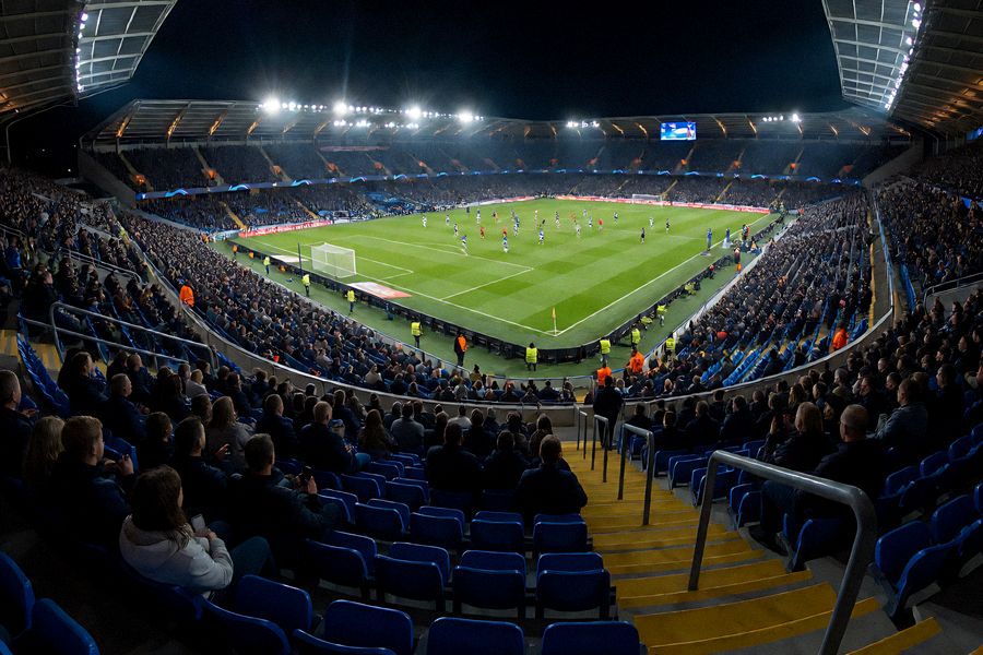 夜晚灯光下的足球场看台与比赛现场全景