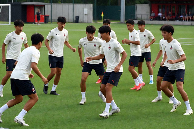 AC米兰青训梯队训练场地与年轻球员